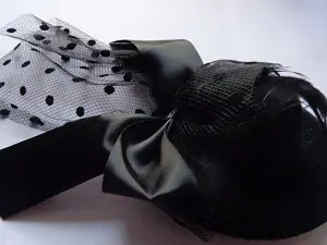 Капелюшок з шпилькою