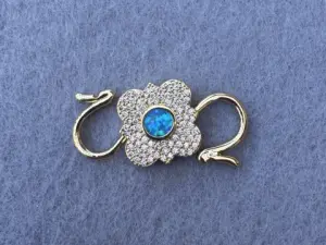 Карабин двойной с  опалом и цирконием