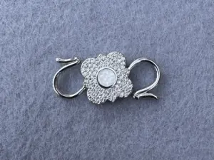 Карабин двойной с  опалом и цирконием