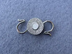 Карабин двойной с  опалом и цирконием